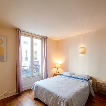 Bright And Lovely Parisian *