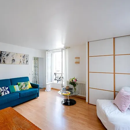Bright And Lovely Parisian פריז